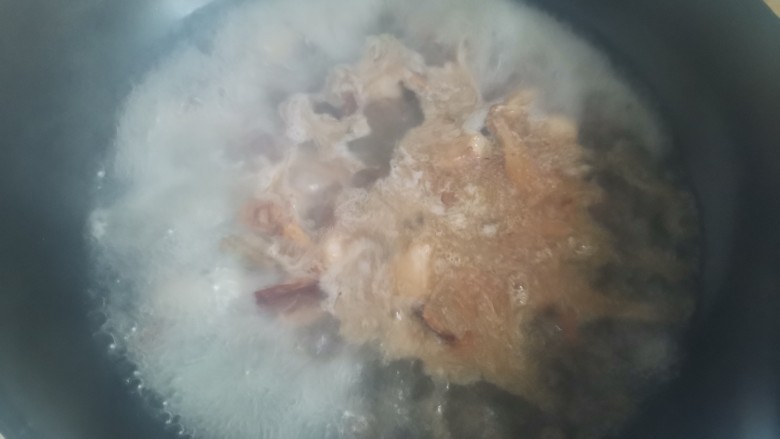 萝卜煲羊排,加入适量的开水大火煮开,转小火炖20分钟