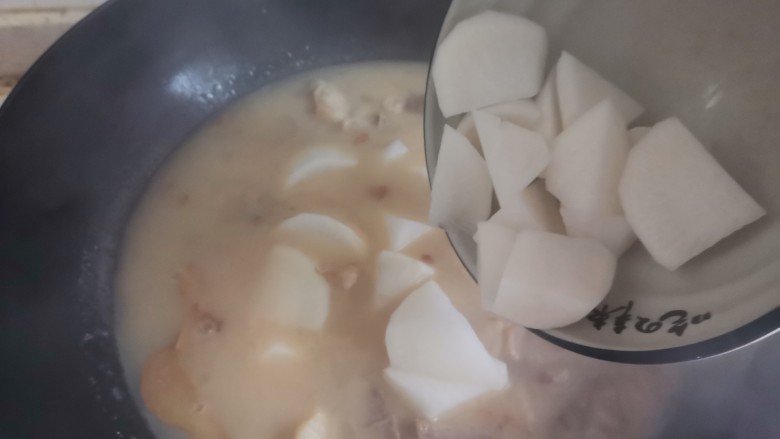 萝卜煲羊排,20分钟后羊肉已经炖至白色,再加入白萝卜继续小火炖30分钟
