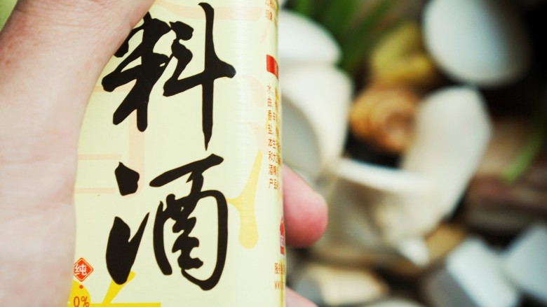 这个春节一定要做的酱猪蹄,9、再依次加入各种调味料,加入<a style='color:red;display:inline-block;' href='/shicai/ 718'>料酒</a>。