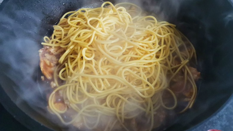 鸡蛋酱拌面,加入面条,