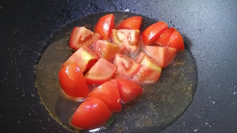 番茄肉片,加入适量清水，煮1分钟