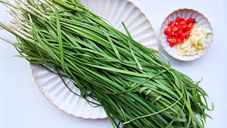 凉拌韭菜,准备好所有食材。