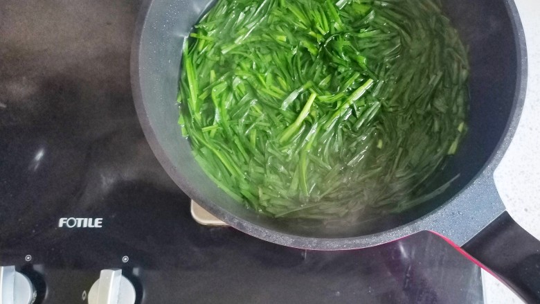 凉拌韭菜,锅中烧开水,放入韭菜焯水一分钟捞出,