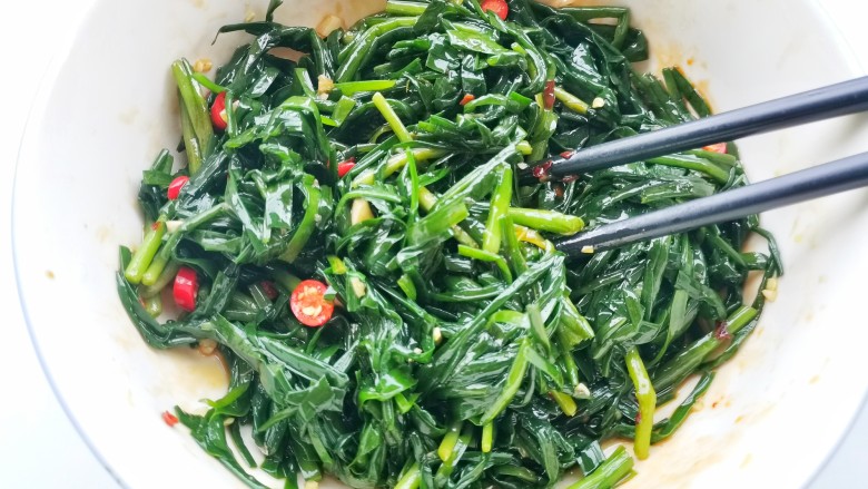 凉拌韭菜,搅拌均匀,