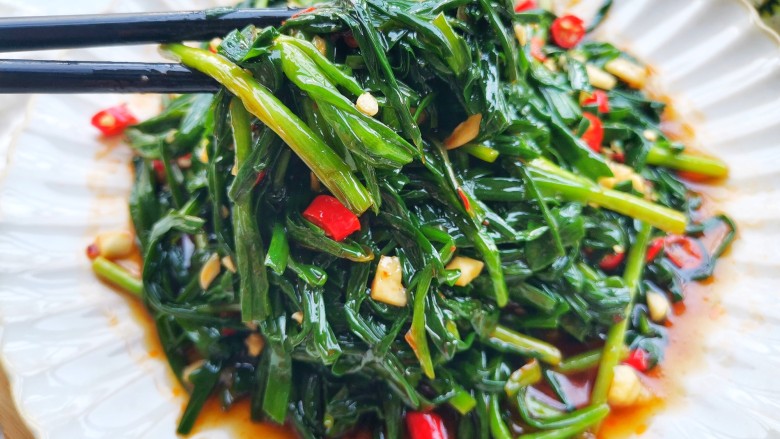 凉拌韭菜,非常好吃入味,一口接一口,好吃到停不下来~