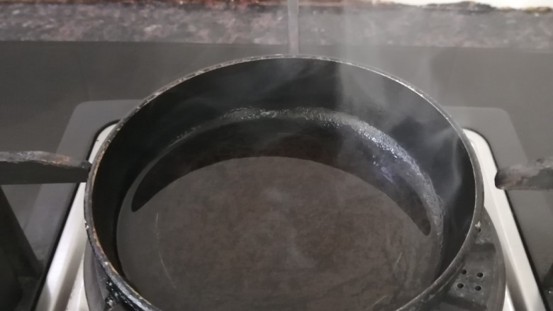 凉拌三丝,油烧至冒青烟,淋入大碗中