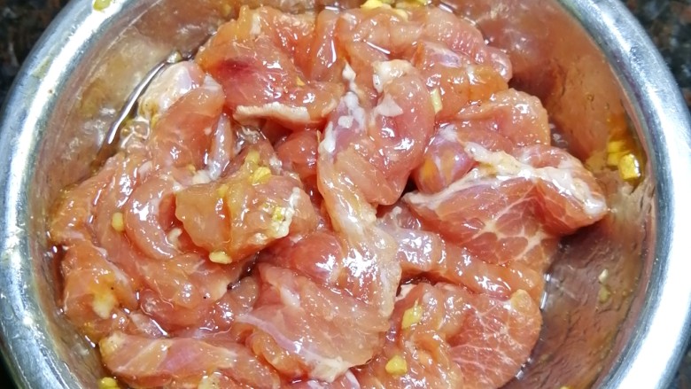 腐竹番茄炖肉,拌匀,腌十分钟