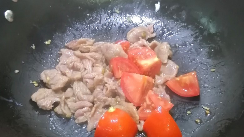 腐竹番茄炖肉,炒至变色,加入番茄
