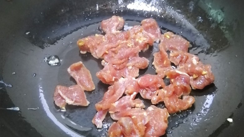 腐竹番茄炖肉,重新热油锅,加入肉片