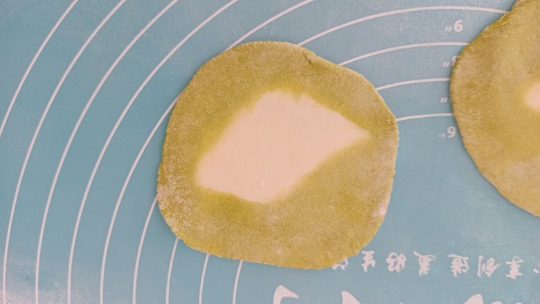 白菜饺子,用擀面杖擀来开,就是白菜饺子皮了