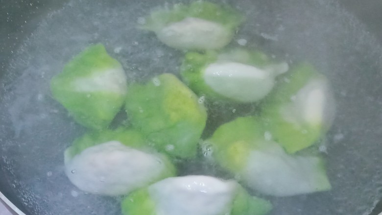 白菜饺子,锅内加入适量清水,水开下入饺子,煮的中间加两次冷水,饺子全部浮起来就熟了