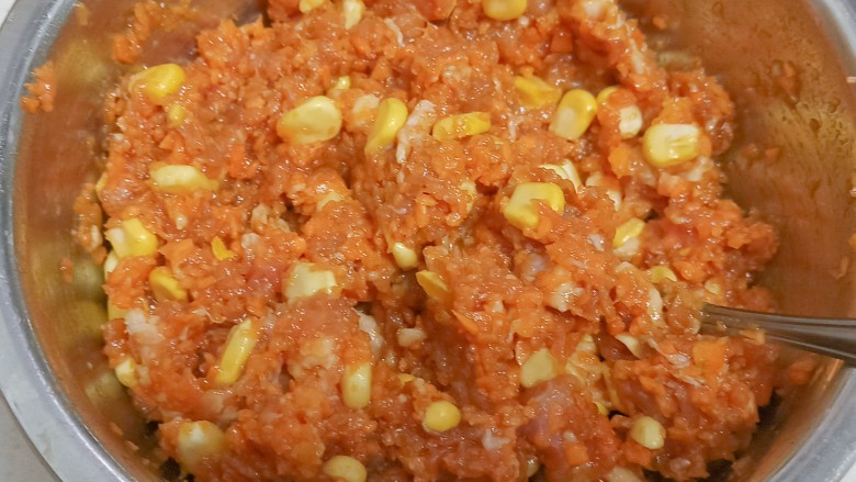 白菜饺子,搅拌均匀后腌制15分钟左右