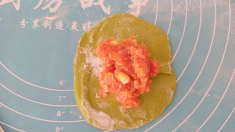 白菜饺子,把猪肉馅包入饺子皮中