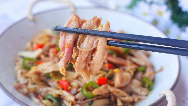 椒麻手撕鸡,满口都是椒麻香味,超级下饭。喜欢藤椒味的一定用藤椒油,除了用鸡腿肉,也可以用全鸡