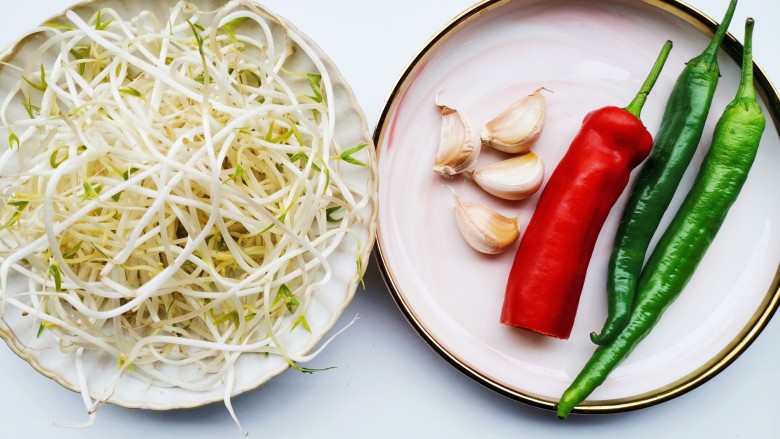 豆芽炒粉丝,准备好所有食材。