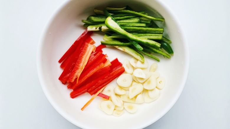 豆芽炒粉丝,<a style='color:red;display:inline-block;' href='/shicai/ 2794'>大蒜</a>切片,青红椒切条。