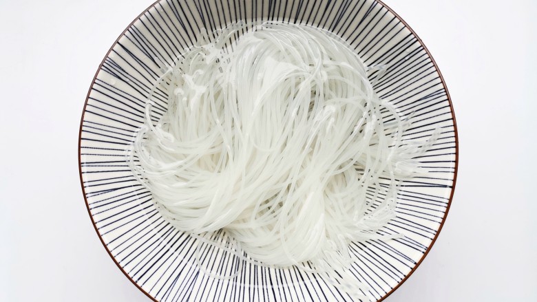 豆芽炒粉丝,<a style='color:red;display:inline-block;' href='/shicai/ 523'>粉丝</a>泡软,