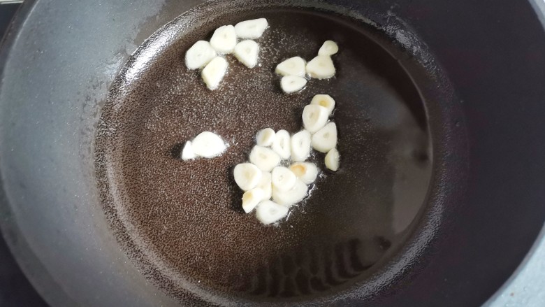 豆芽炒粉丝,锅中入油,放入大蒜爆香,