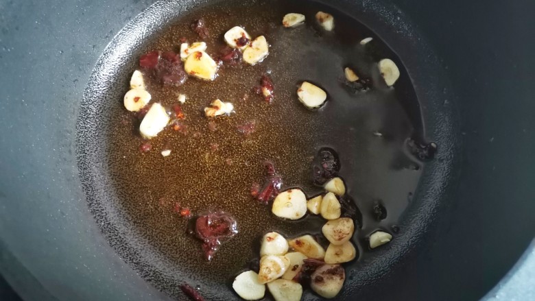 豆芽炒粉丝,一勺豆瓣酱炒出红油,