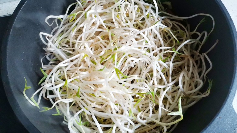 豆芽炒粉丝,加豆芽炒出水分,