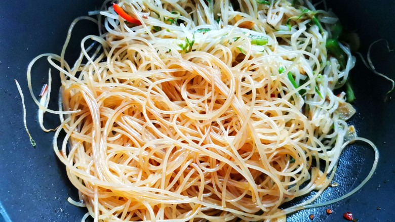 豆芽炒粉丝,再加粉条,