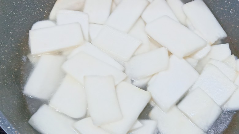 清炒盘菜,加入适量清水,盖上锅盖闷烧8分钟,直至煮软