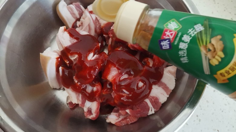 #闹元宵#烤五花肉,加入一勺<a style='color:red;display:inline-block;' href='/shicai/ 718'>料酒</a>,抓拌均匀