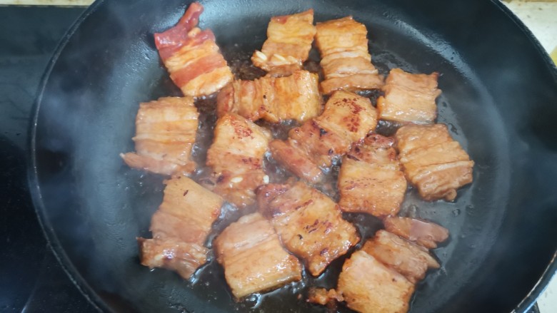 #闹元宵#烤五花肉,平底锅烧热,加入适量的油,下入五花肉小火煎至两面金黄酥脆