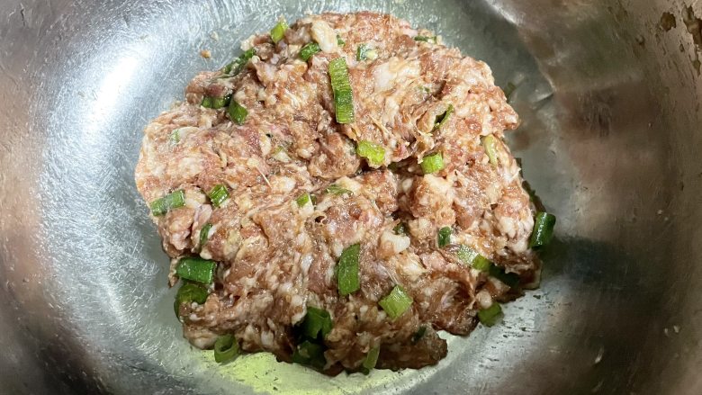 今年元宵试试鲜肉汤圆吧!皮包馅大,鲜香多汁,吃起来超过瘾,抓揉均匀