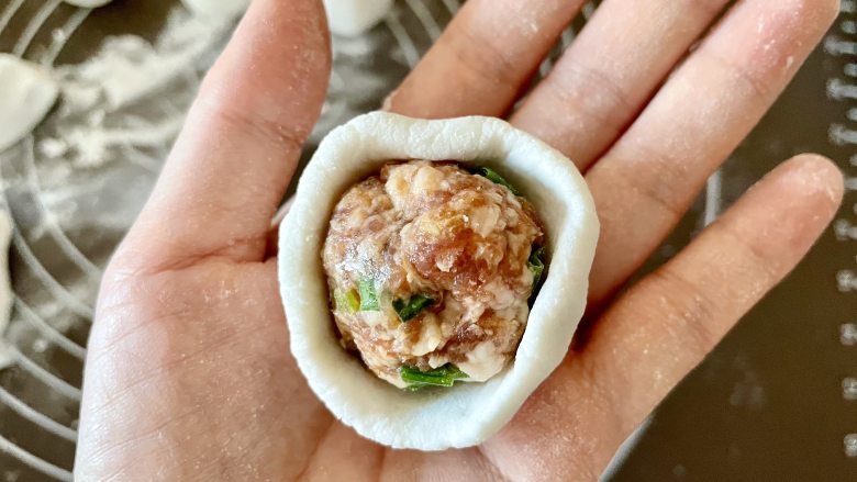 今年元宵试试鲜肉汤圆吧!皮包馅大,鲜香多汁,吃起来超过瘾,取一个小面团,旋转着捏成碗状,放入冻好的肉馅
