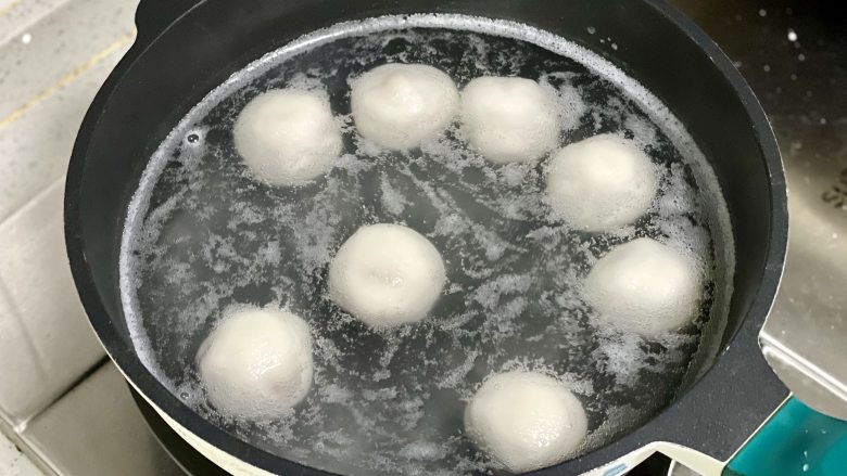 今年元宵试试鲜肉汤圆吧!皮包馅大,鲜香多汁,吃起来超过瘾,锅里水烧开,下汤圆煮至漂起,因为肉馅冻过,要多煮一会儿,用小火煮,不容易破