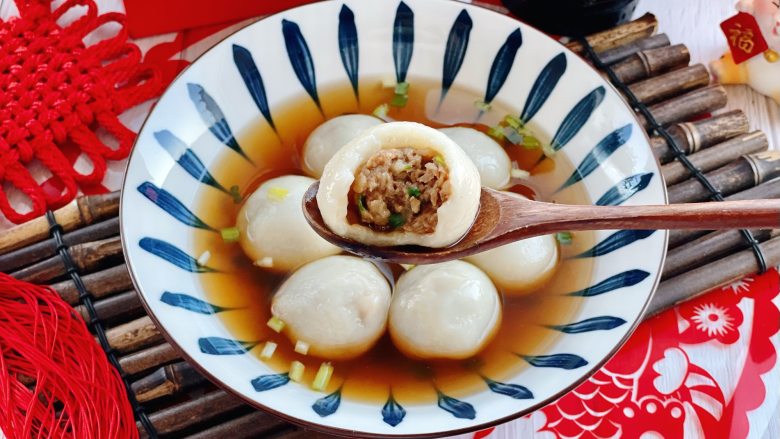 今年元宵试试鲜肉汤圆吧!皮包馅大,鲜香多汁,吃起来超过瘾,鲜香味美~