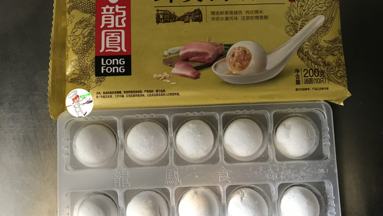 闹元宵,汤圆可以选择自己喜欢的馅料,个人觉得做酸辣汤圆可以用鲜肉馅的,酸辣鲜美,软糯咸香;鲜肉馅的速冻汤圆一般超市都能买到,当然也可以自己动手包汤圆