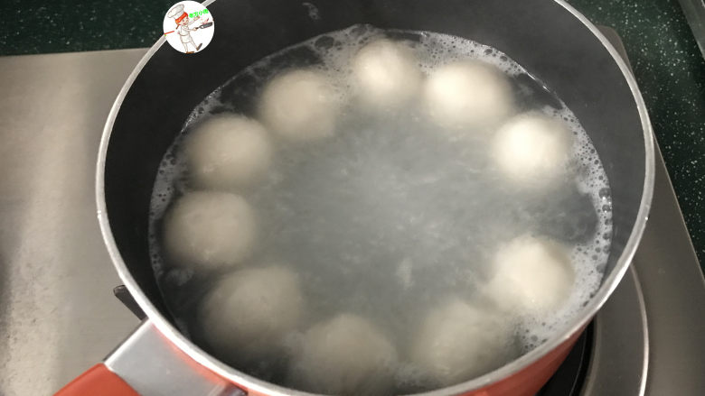 闹元宵,煮至汤圆全部浮起后,再煮半分钟就可以了