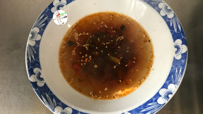 闹元宵,这时来调个汤底,是酸辣粉的调味方法,碗中放入蒜末、香菜梗、小米辣、<a style='color:red;display:inline-block;' href='/shicai/ 678'>白芝麻</a>和<a style='color:red;display:inline-block;' href='/shicai/ 9613'>辣椒面</a>,将油烧热浇在上面,激发出香味拌匀;再根据自家口味放入适量的盐、糖、<a style='color:red;display:inline-block;' href='/shicai/ 768'>香醋</a>、生抽和辣椒油,最后再舀上几勺煮汤圆的汤水拌匀,酸辣汤底就调好了