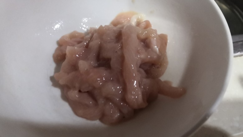 白菜肉丝炒年糕,肉丝加入盐,生粉,生抽,料酒,<a style='color:red;display:inline-block;' href='/shicai/ 720'>胡椒粉</a>提前浆10分钟备用
