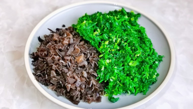 #闹元宵#香煎荠菜鲜肉元宵,荠菜洗净焯水切碎,木耳提前泡发切碎。