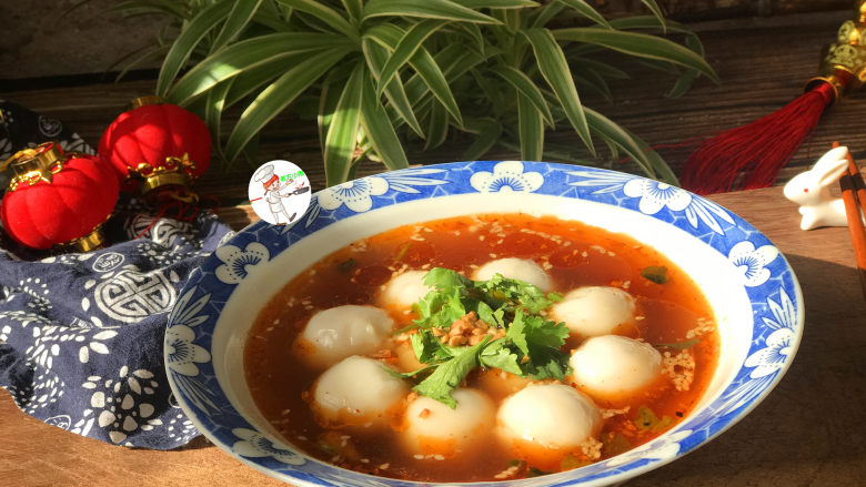 闹元宵,把煮好的汤圆盛入碗中,再撒上香菜和花生碎