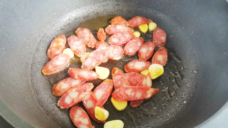 #闹元宵#腊肠炒蒜苔,放入香肠炒至透明,