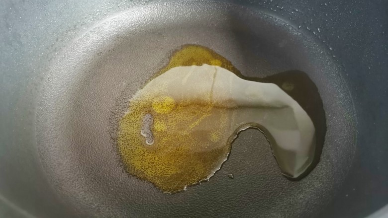 #闹元宵#腊肠炒蒜苔,锅中热油,