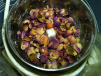 #闹元宵#玫瑰糕,<a style='color:red;display:inline-block;' href='/shicai/ 448'>玫瑰花</a>去掉花萼花蕊,放入料理机