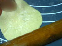 #闹元宵#自制饺子皮,一手捏着面皮边缘,一边旋转面皮一边用另一手滚动擀面杖,将面皮擀薄