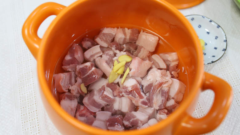 砂锅红烧肉,切好的五花肉放入砂锅中,加入<a style='color:red;display:inline-block;' href='/shicai/ 37'>姜</a>片,适量的凉水没过肉。