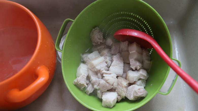 砂锅红烧肉,大火把水烧开,水开后马上关火,这样做能焯去猪肉的腥味和血水,把焯好水的猪肉用温水冲洗干净。