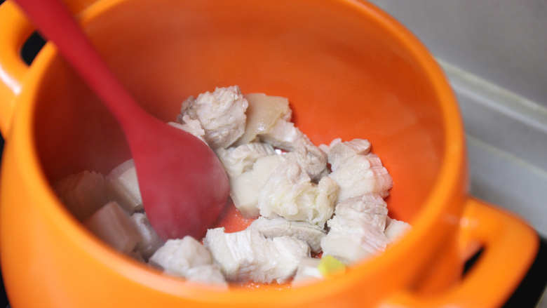 砂锅红烧肉,把砂锅洗干净,烧干水分,加入少许油做引子,油烧热以后下入控干水的猪肉,煸炒出猪肉中的油脂。