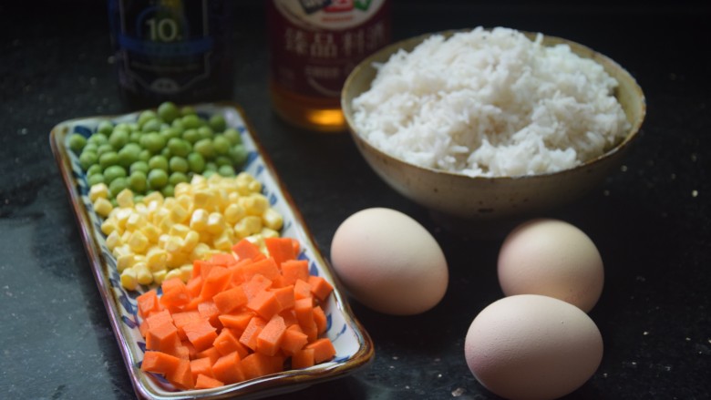 三丁蛋炒饭,准备好所需食材