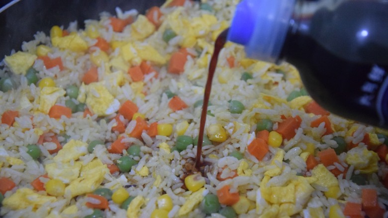 三丁蛋炒饭,加入轻盐酱油,翻炒均匀