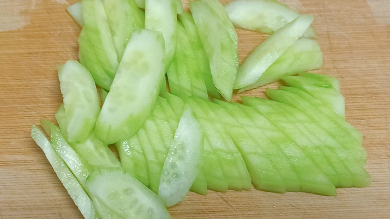 #闹元宵#黄瓜蛋花汤,黄瓜对半切开,然后切成薄片