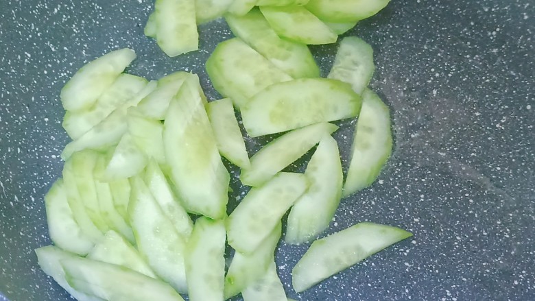 #闹元宵#黄瓜蛋花汤,锅内加入适量食用油,加入黄瓜翻炒