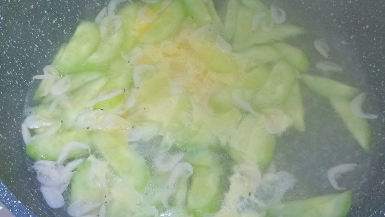 #闹元宵#黄瓜蛋花汤,水大开后加入鸡蛋液,用筷子轻微搅拌一下
